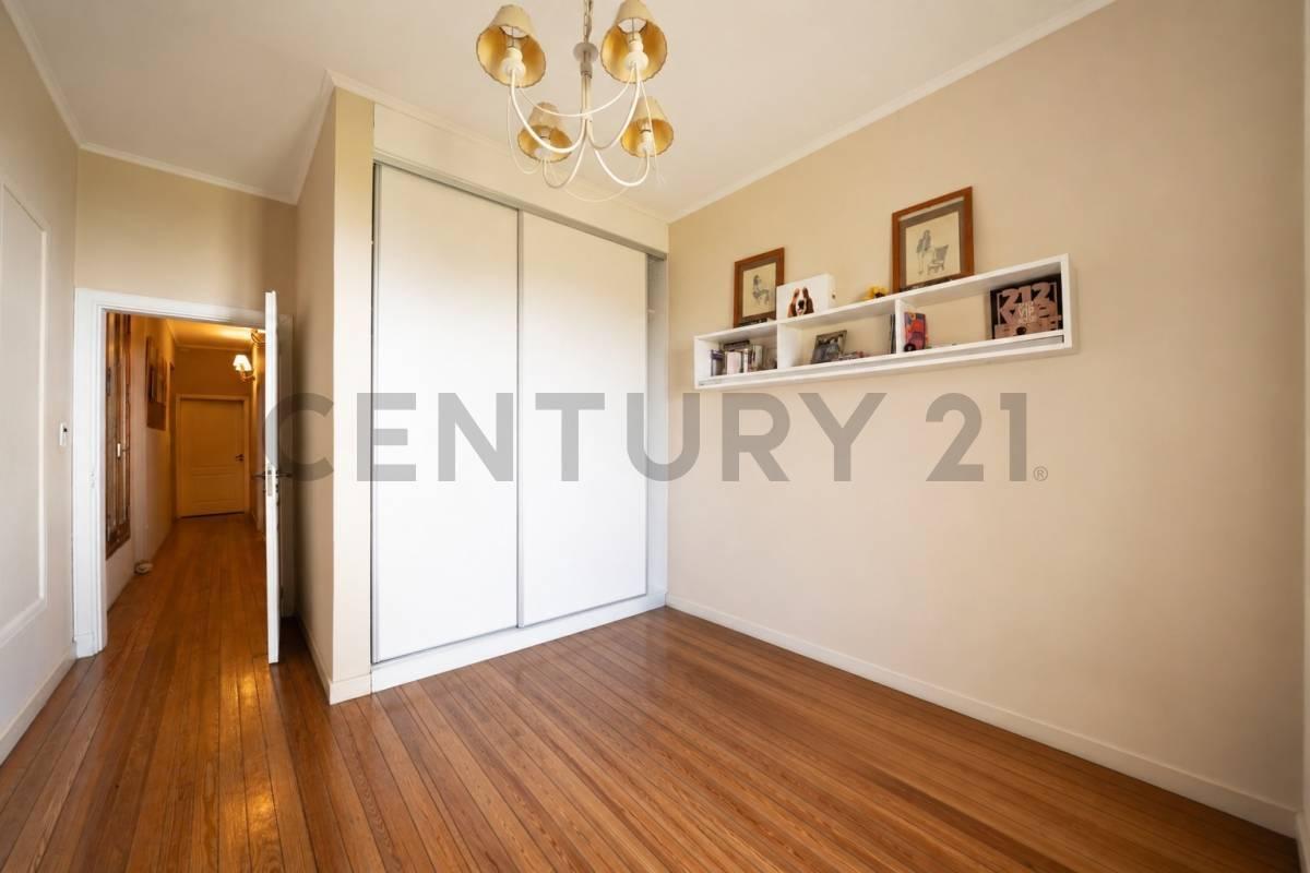 Foto de VENTA Casa de 5 ambientes con pileta, quincho y jardín parquizado en, imagen 3