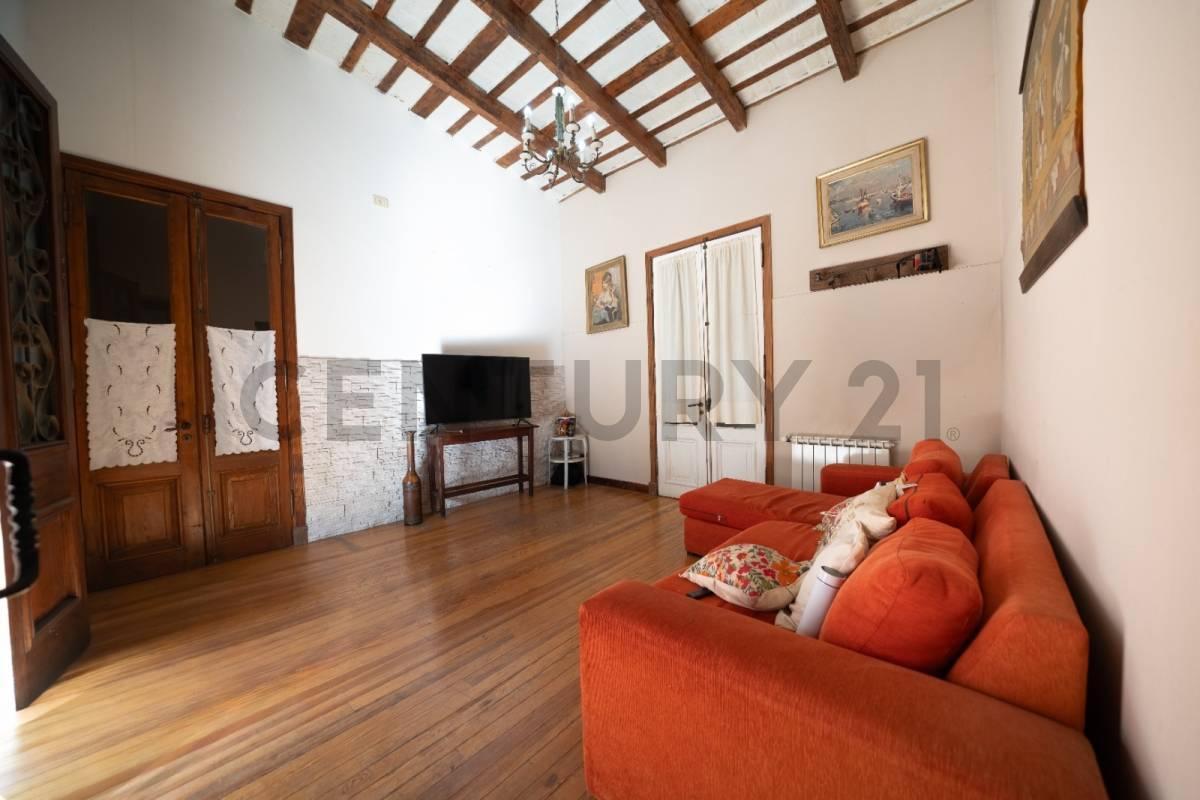 Foto de VENTA Casa de 5 ambientes con pileta, quincho y jardín parquizado en, imagen 2