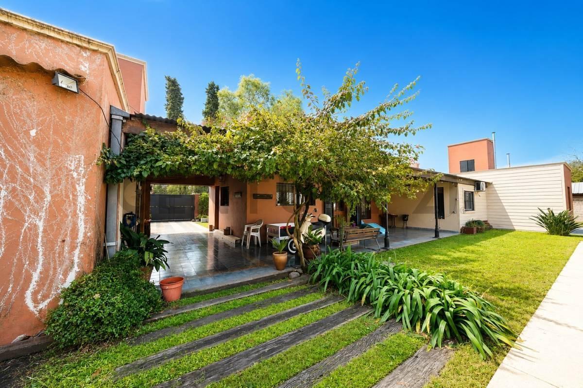 Foto de VENTA Casa de 5 ambientes con pileta, quincho y jardín parquizado en, imagen 5