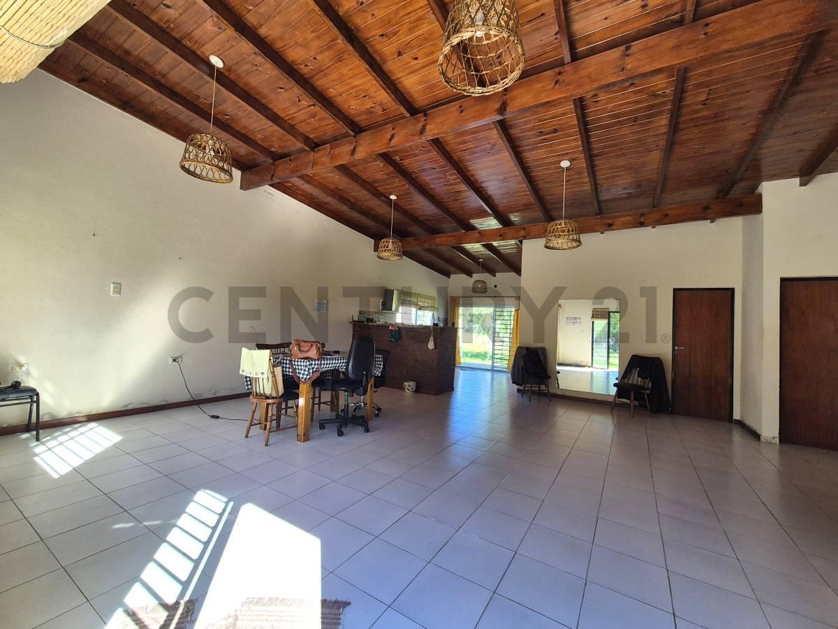 Foto de CASA CON JARDÍN Y PILETA EN LOTE PROPIO – LEVENE, CAÑUELAS, imagen 1