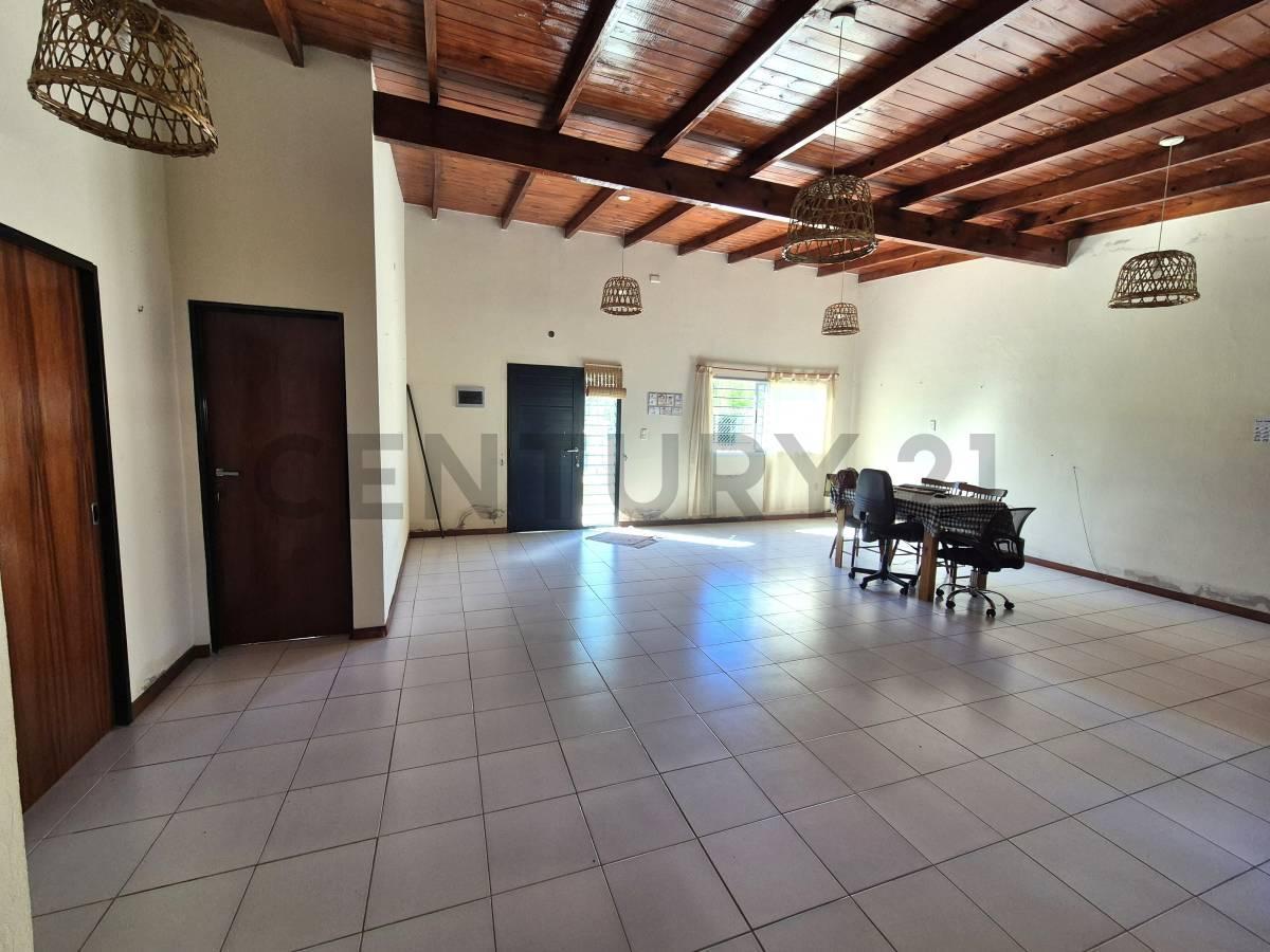 Foto de CASA CON JARDÍN Y PILETA EN LOTE PROPIO – LEVENE, CAÑUELAS, imagen 3