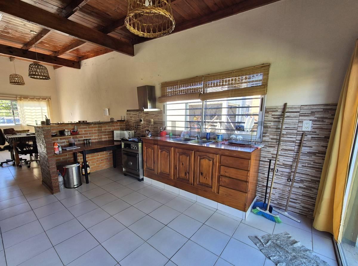 Foto de CASA CON JARDÍN Y PILETA EN LOTE PROPIO – LEVENE, CAÑUELAS, imagen 4