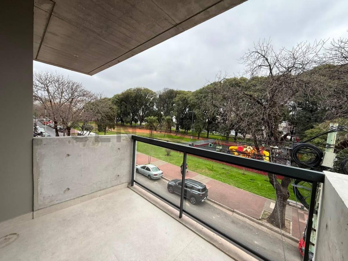Foto de 2 ambientes con suite y vestidor frente a Plaza Alberdi – Balcón y, imagen 2