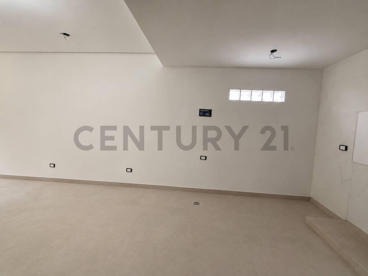 Foto de 2 ambientes con suite y vestidor frente a Plaza Alberdi – Balcón y, imagen 3