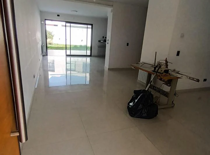 Aluiler Casa // Barrio Privado // 3 dorm //Patio  1