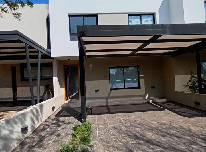 Aluiler Casa // Barrio Privado // 3 dorm //Patio  3