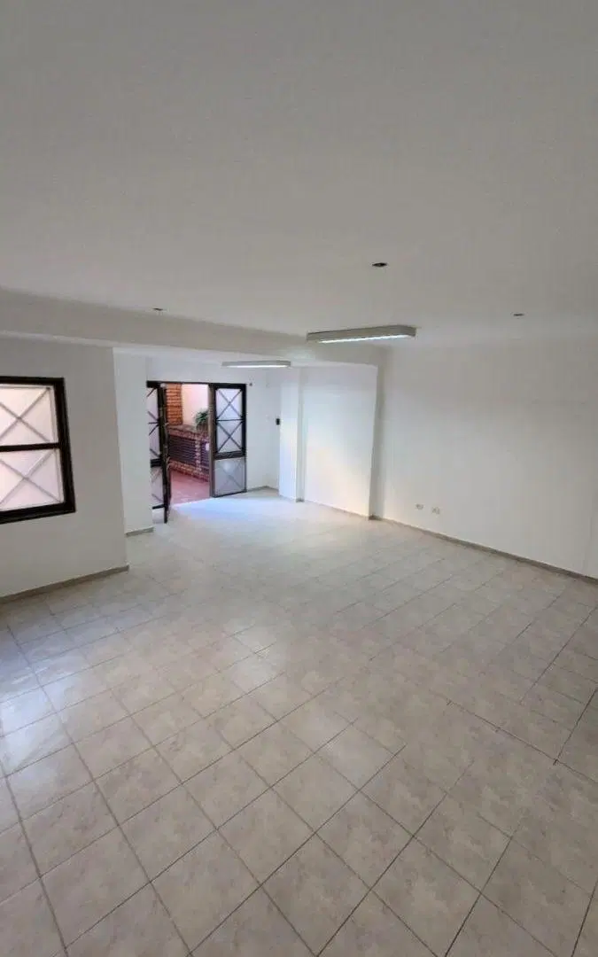 Alquilo Local Comercial // Nueva Córdoba // 3