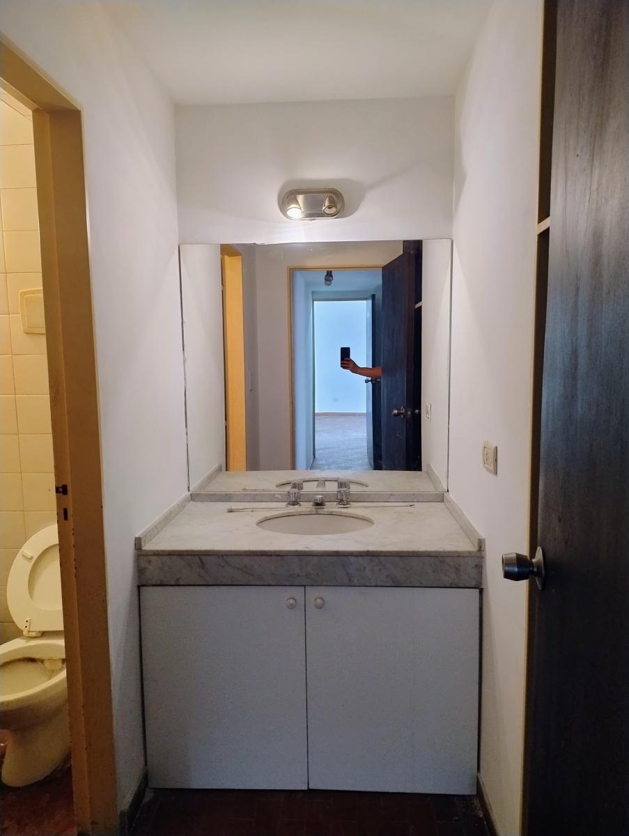 B° Centro. Vendo Depto de 2 Dormit, C/ Balcón y Cochera. Sobre Bv. San Juan 5