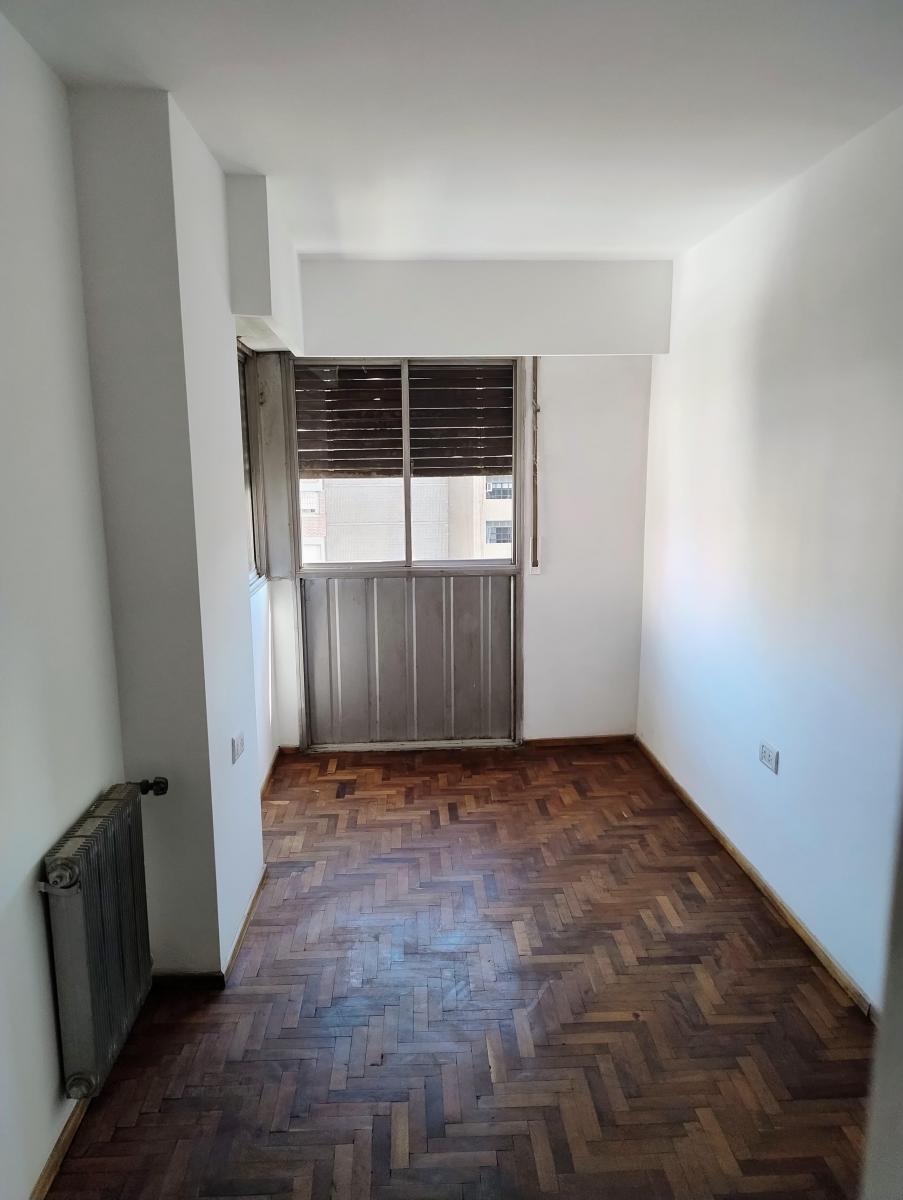 B° Centro. Vendo Depto de 2 Dormit, C/ Balcón y Cochera. Sobre Bv. San Juan 3