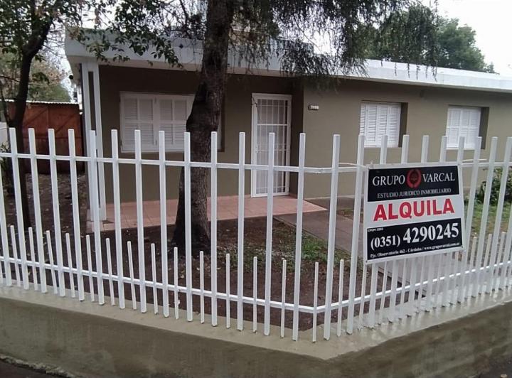 B° Villa Belgrano AQUILO CASA 3 dormitorios, baño, cochera y patio con asador 1