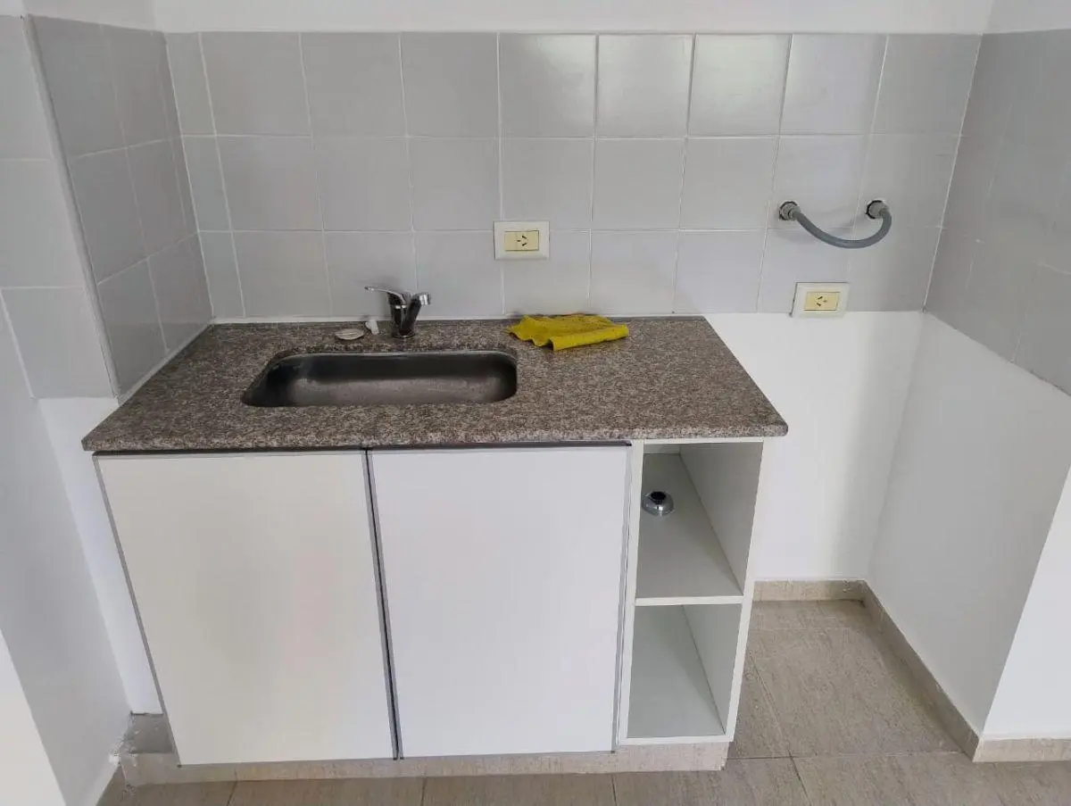 AQUILO OFICNA con baño privado y kitchenette. A mts de Bv. San juan y Duarte Quirós 4