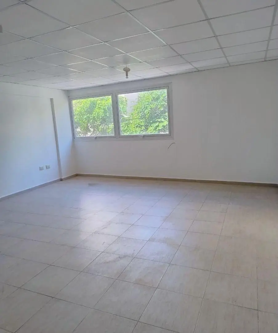 AQUILO OFICNA con baño privado y kitchenette. A mts de Bv. San juan y Duarte Quirós 3