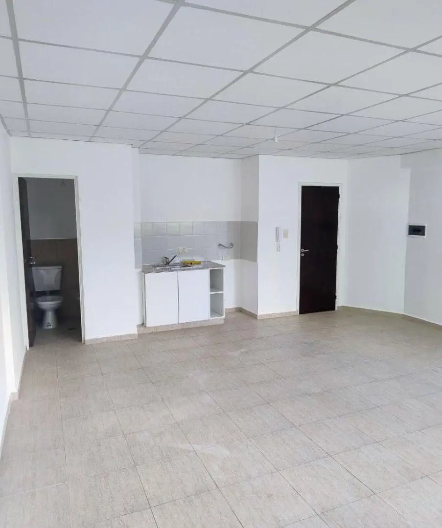 AQUILO OFICNA con baño privado y kitchenette. A mts de Bv. San juan y Duarte Quirós 5