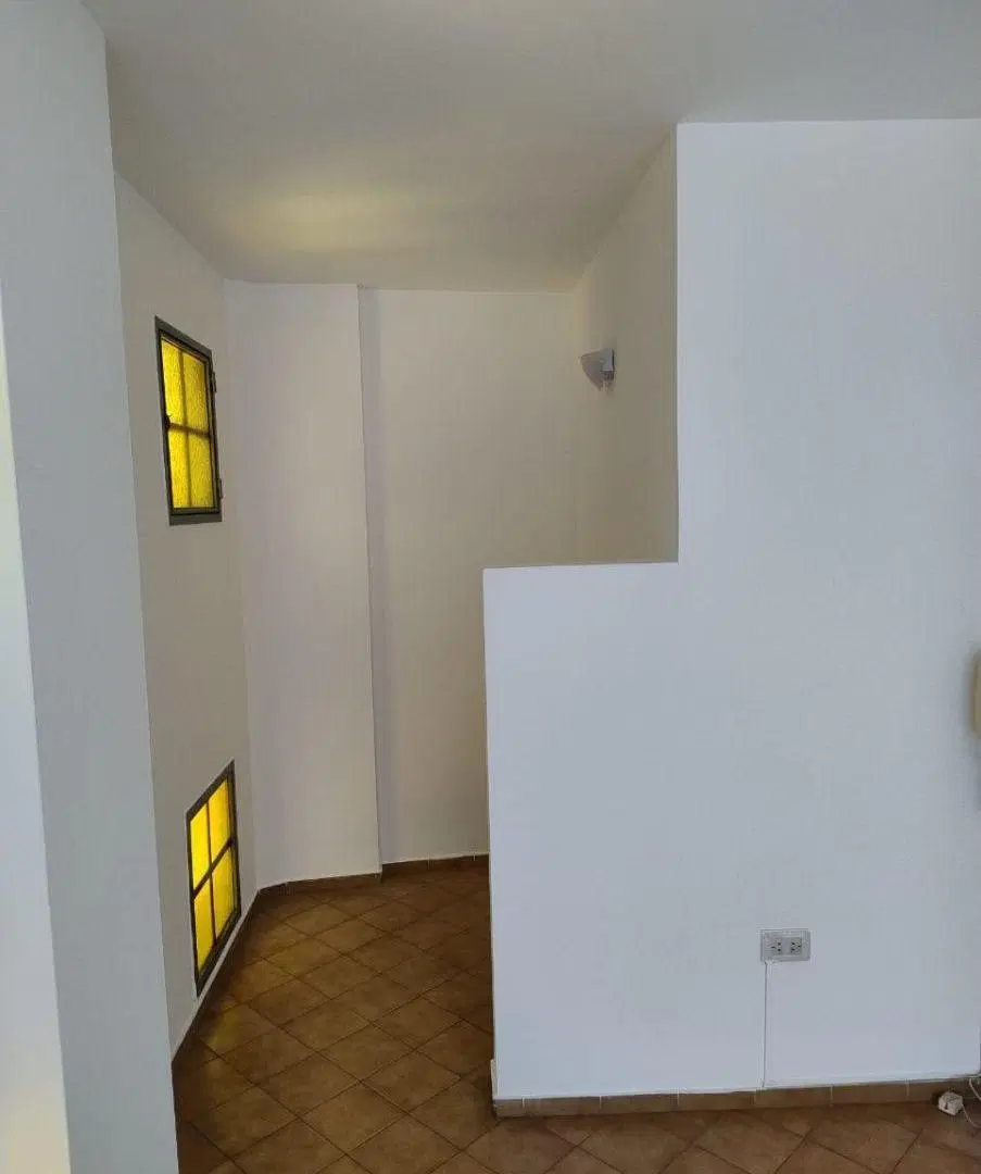 B° Centro. ALQUILO OFICINA c/ baño. Excelente Ubicación. Corro esq Bv. San Juan 4