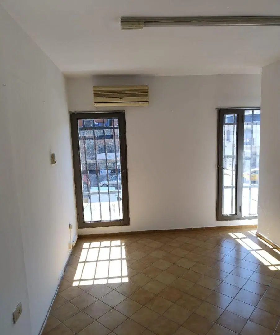 B° Centro. ALQUILO OFICINA c/ baño. Excelente Ubicación. Corro esq Bv. San Juan 3