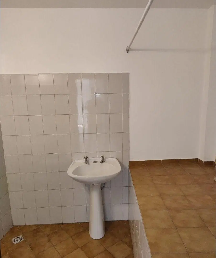 B° Centro. ALQUILO OFICINA c/ baño. Excelente Ubicación. Corro esq Bv. San Juan 2