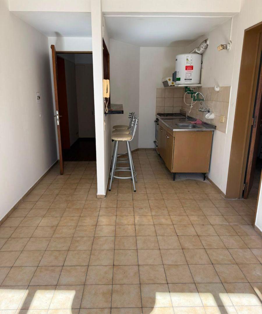 Foto de Zona Duarte Quirós. VENDO Depto de 1 dormitorio, cocina integrada. Exc. ubicación, imagen 2