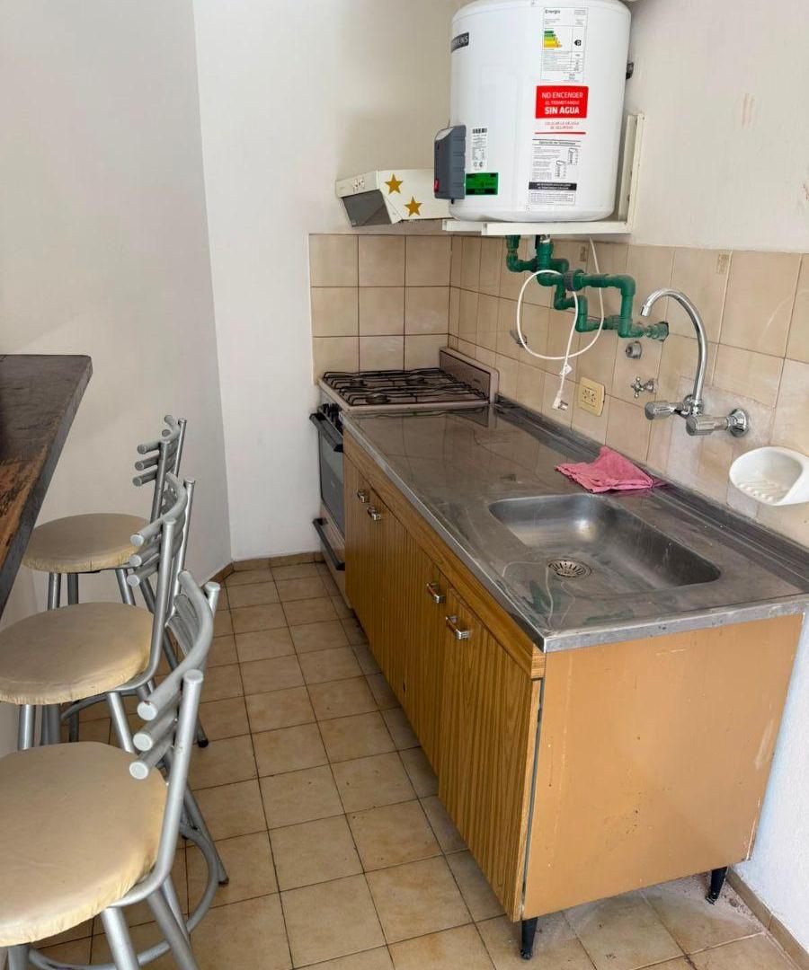 Foto de Zona Duarte Quirós. VENDO Depto de 1 dormitorio, cocina integrada. Exc. ubicación, imagen 3