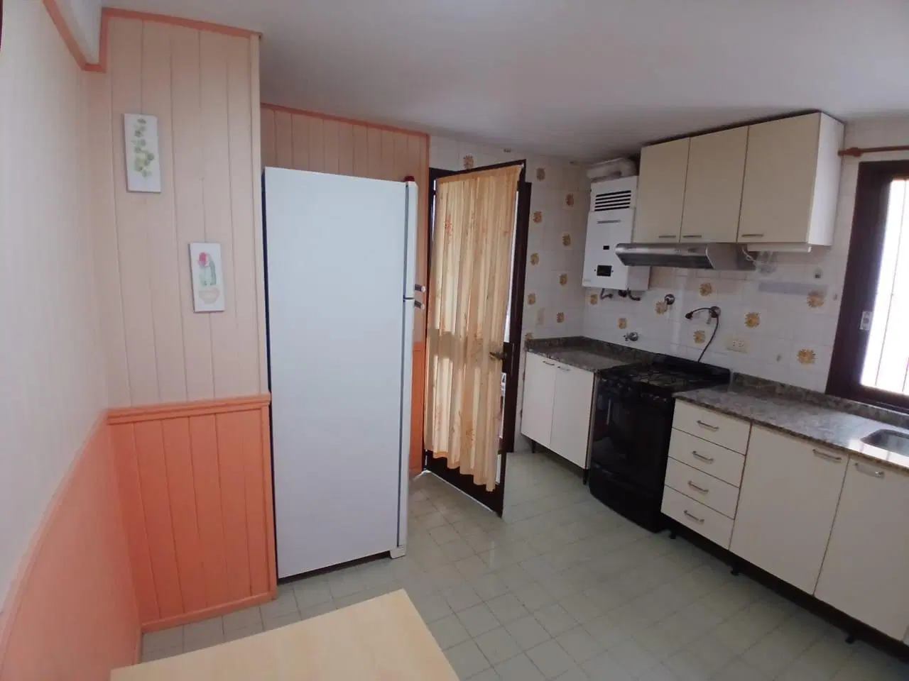 Departamento en alquiler, de 2 ambientes, con cochera. 4