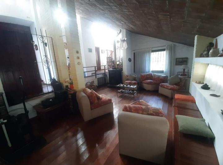 CASA EN VENTA  EN MENDIOLAZA 3 DORMITORIOS CON QUINCHO Y PILETA 5