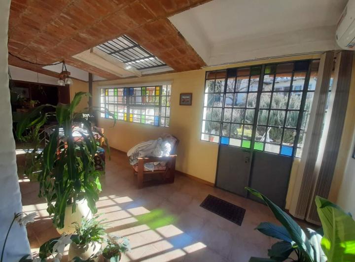 CASA EN VENTA  EN MENDIOLAZA 3 DORMITORIOS CON QUINCHO Y PILETA 1