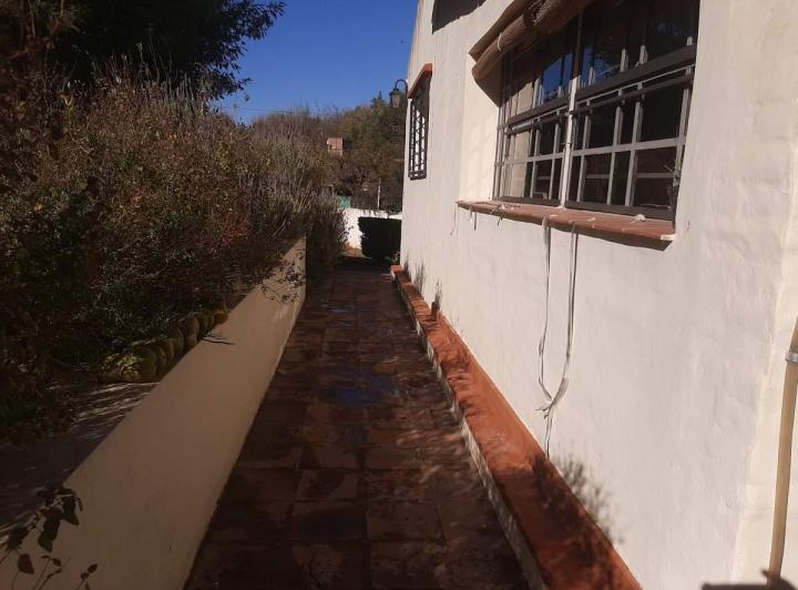 CASA EN VENTA  EN MENDIOLAZA 3 DORMITORIOS CON QUINCHO Y PILETA 4