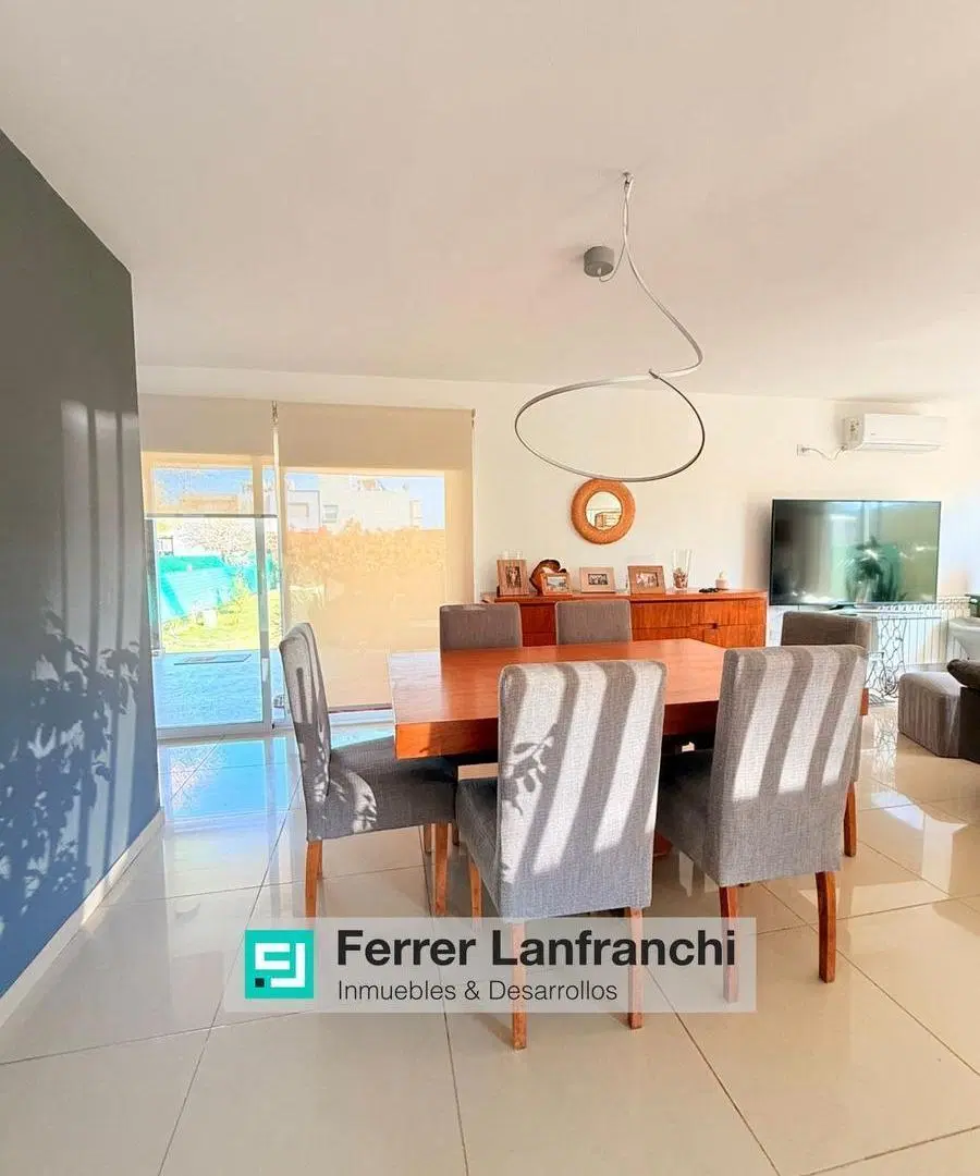 CASA EN VENTA VILLA CATALINA CON PILETA - 3 DORMITORIOS 2
