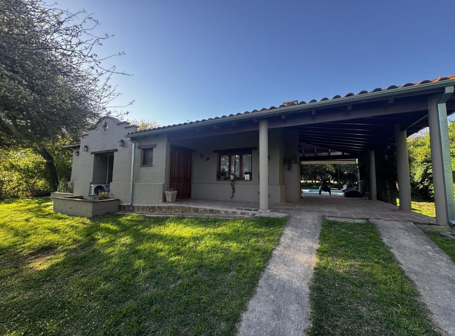 Foto de CASA EN VENTA 3 DORMITORIOS COUNTRY CUATRO HOJAS MENDIOLAZA, imagen 2