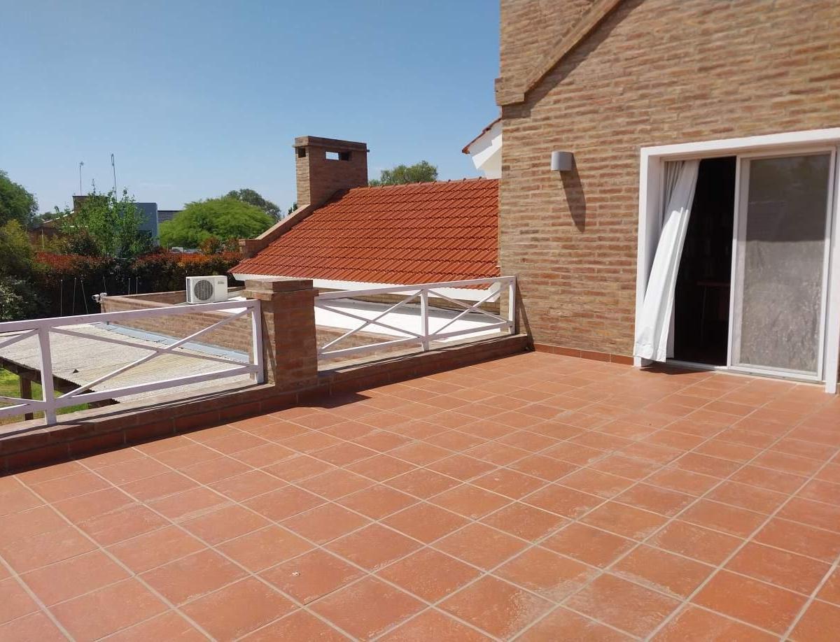 Lomas de La Carolina - Casa 3 Dorm Piscina Quincho Escritorio y Dependencia - 440 m² Cub 2