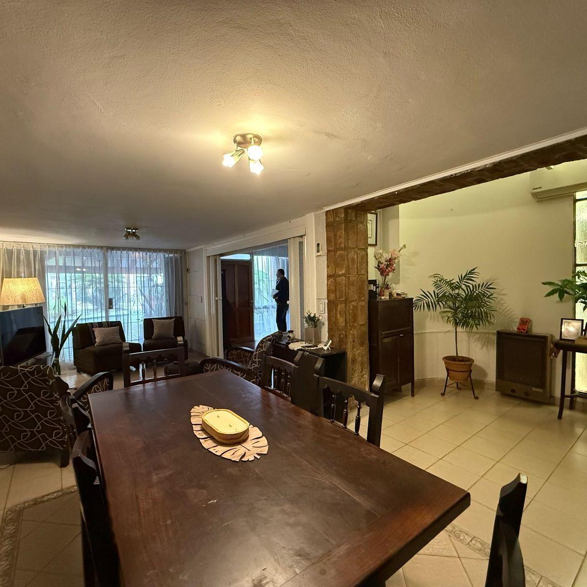 Foto de VENTA CASA 2/3 DORM./ESCRITORIO. BARRIO VILLA CABRERA., imagen 2