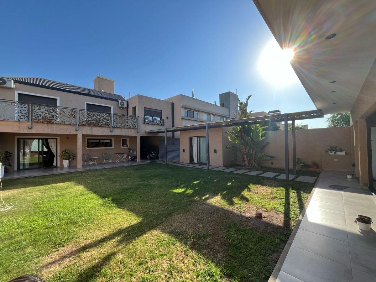 JARDIN CLARET - GRAN OPORTUNIDAD VENTA CASA 3 DORMITORIOS + QUINCHO C/ ASADOR - B° C/ SEGURIDAD 24