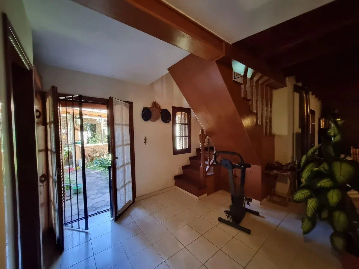 VENTA CASA 2 DORM + ESCRITORIO - QUINCHO PISCINA - POSIBILIDAD DESARROLLAR LOCALES S/ AV. TISSERA 5