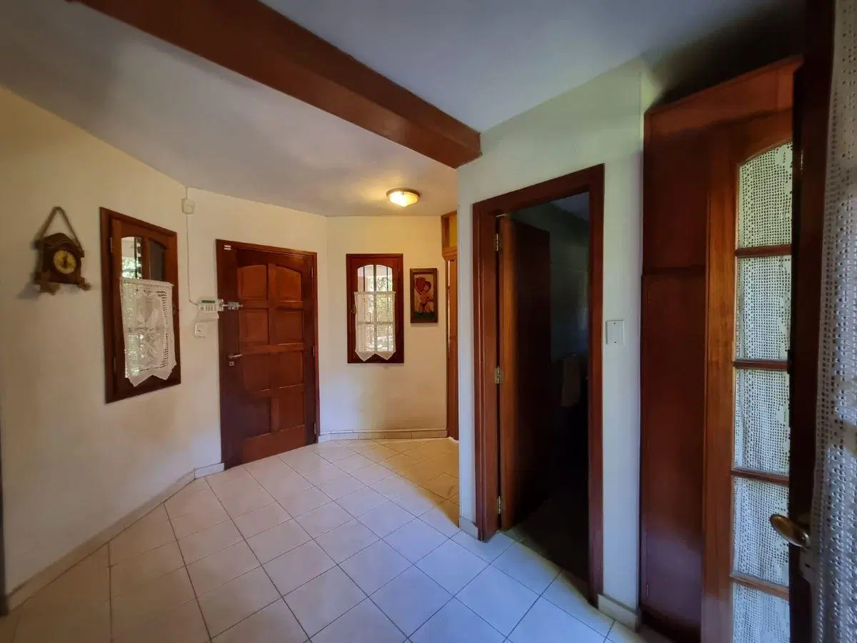 VENTA CASA 2 DORM + ESCRITORIO - QUINCHO PISCINA - POSIBILIDAD DESARROLLAR LOCALES S/ AV. TISSERA 4