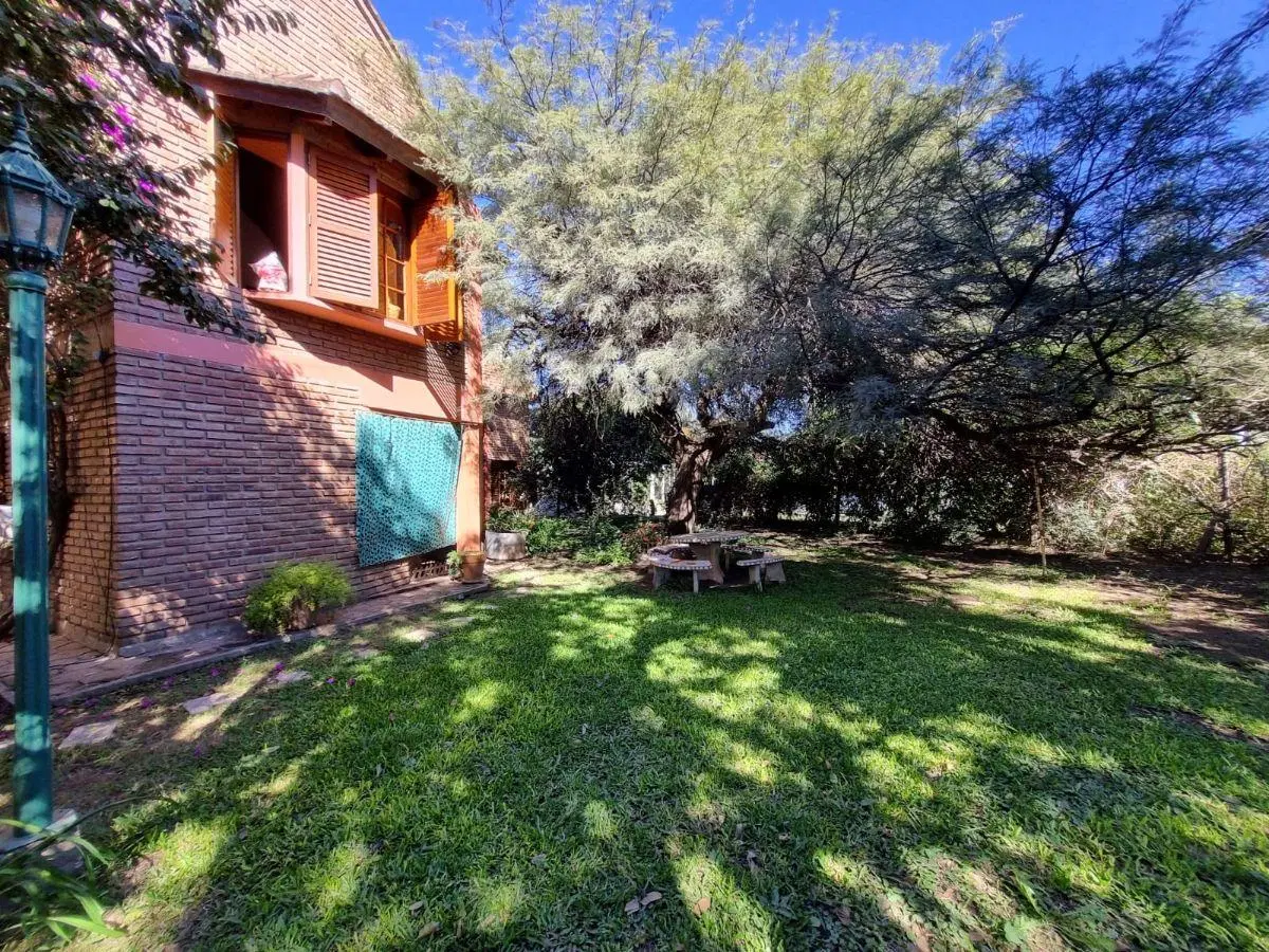 VENTA CASA 2 DORM + ESCRITORIO - QUINCHO PISCINA - POSIBILIDAD DESARROLLAR LOCALES S/ AV. TISSERA 2