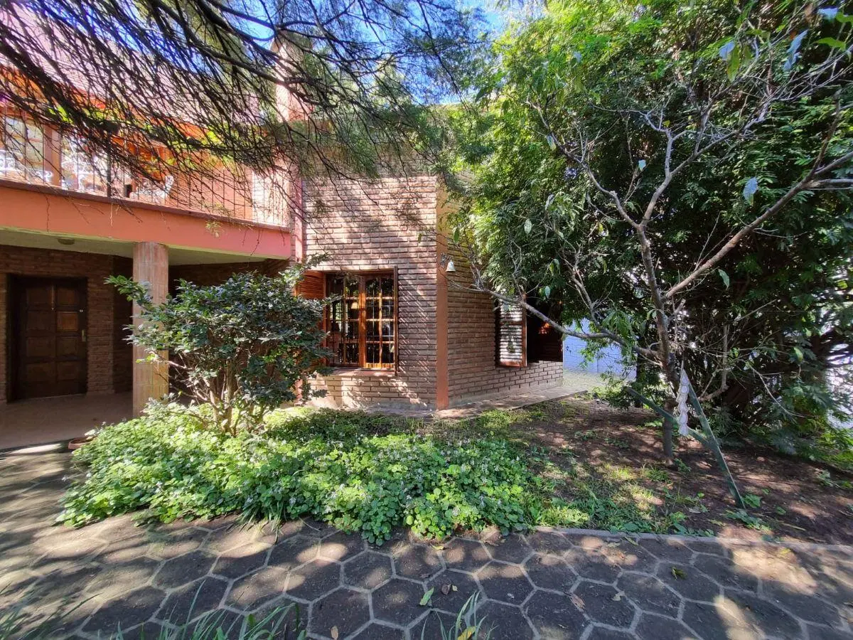VENTA CASA 2 DORM + ESCRITORIO - QUINCHO PISCINA - POSIBILIDAD DESARROLLAR LOCALES S/ AV. TISSERA 1