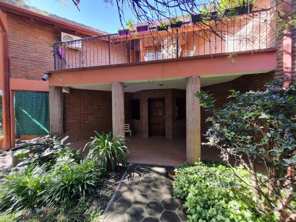 VENTA CASA 2 DORM + ESCRITORIO - QUINCHO PISCINA - POSIBILIDAD DESARROLLAR LOCALES S/ AV. TISSERA 3