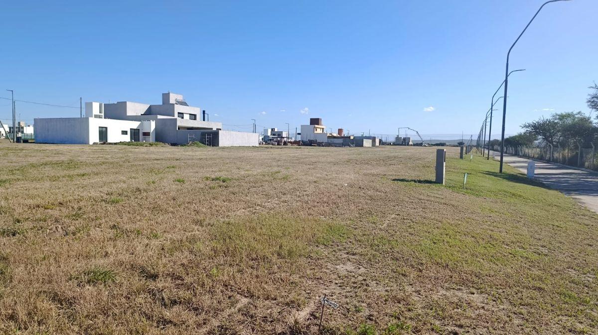 CAMPOS DE MANANTIALES - VENTA LOTE - 405 M2