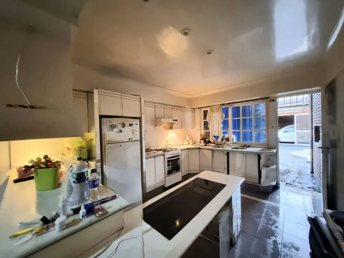 VENTA CASA 2 DORM. - COCHERA P/3 AUTOS - 346 M2 TERR./209 M2 CUB. - A MTS DE CORDOBA SHOPPING 2