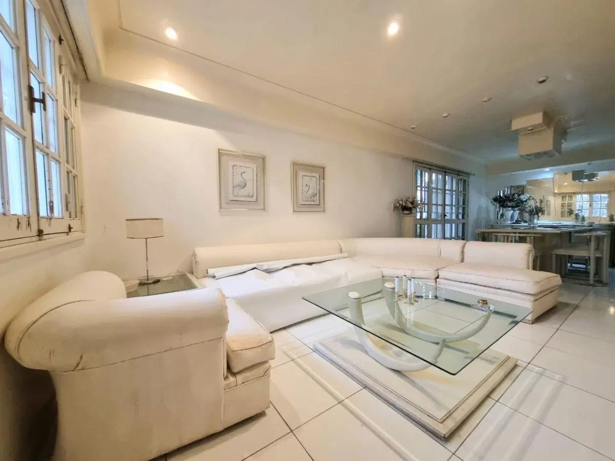 VENTA CASA 2 DORM. - COCHERA P/3 AUTOS - 346 M2 TERR./209 M2 CUB. - A MTS DE CORDOBA SHOPPING 4