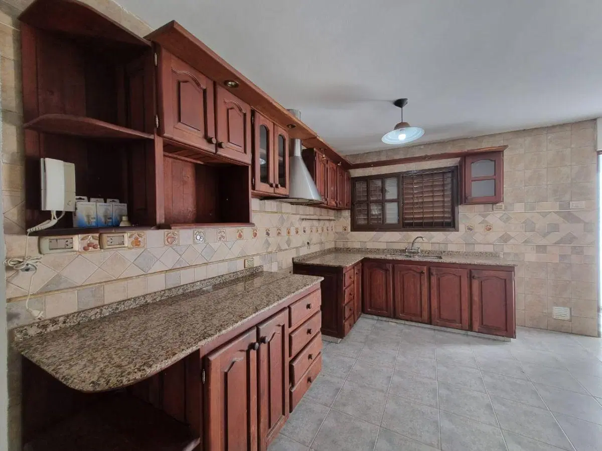 OPORTUNIDAD - VENTA CASA 3 DORM. - 1 BAÑO - COCHERA P/3 AUTOS - 250 M2 TERRENO / 210 M2 CUBIERTOS 5