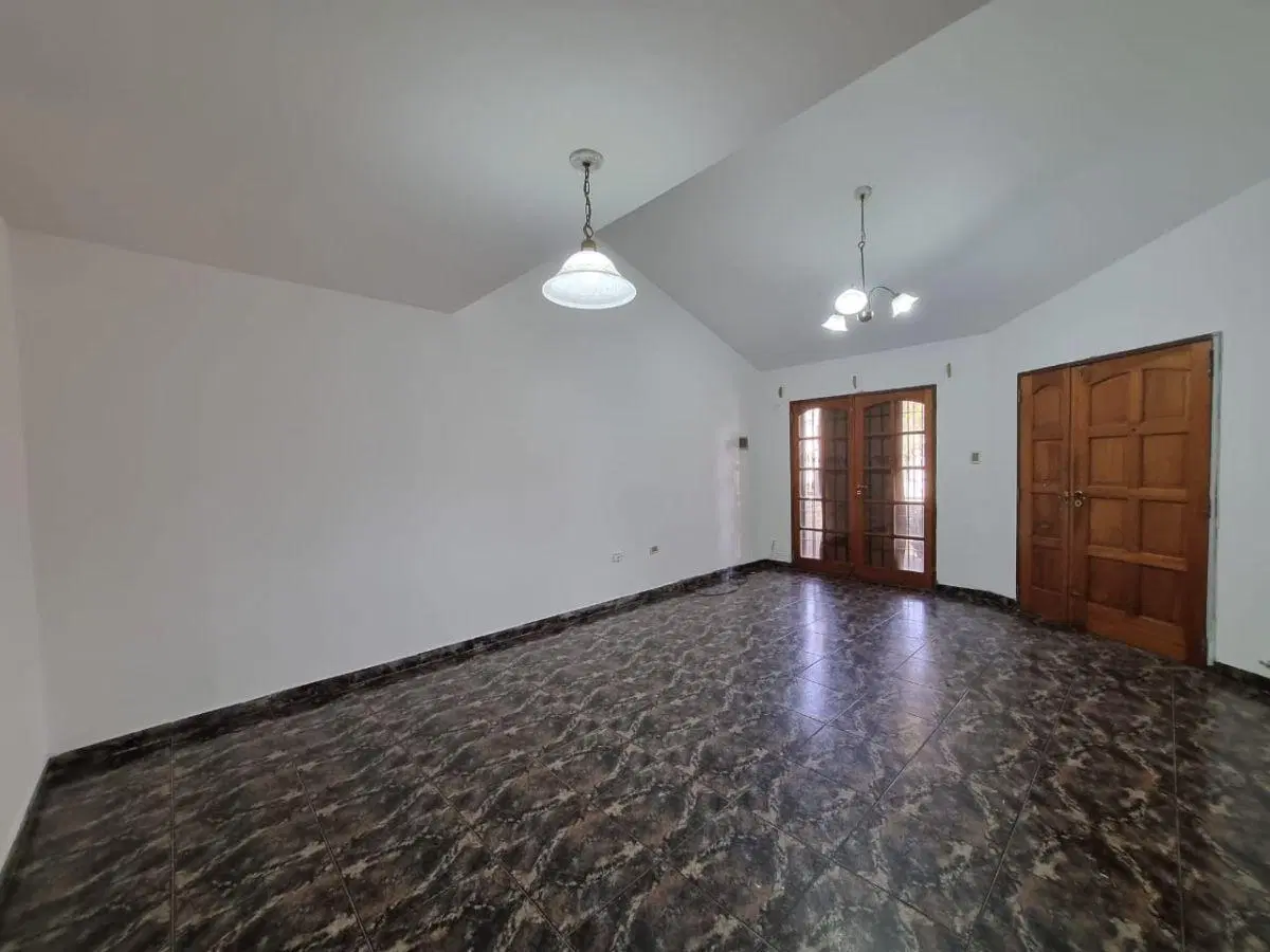 OPORTUNIDAD - VENTA CASA 3 DORM. - 1 BAÑO - COCHERA P/3 AUTOS - 250 M2 TERRENO / 210 M2 CUBIERTOS 3