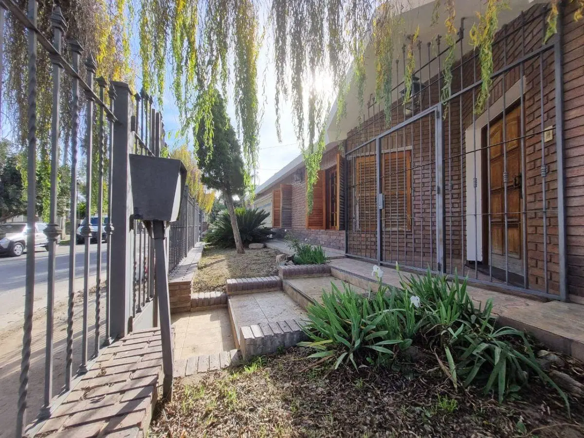 OPORTUNIDAD - VENTA CASA 3 DORM. - 1 BAÑO - COCHERA P/3 AUTOS - 250 M2 TERRENO / 210 M2 CUBIERTOS 2