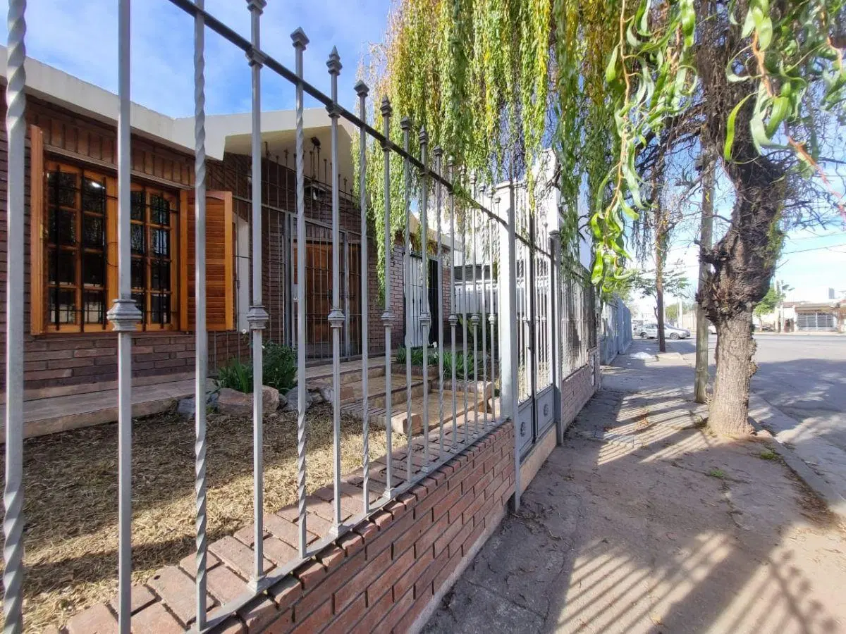 OPORTUNIDAD - VENTA CASA 3 DORM. - 1 BAÑO - COCHERA P/3 AUTOS - 250 M2 TERRENO / 210 M2 CUBIERTOS 4