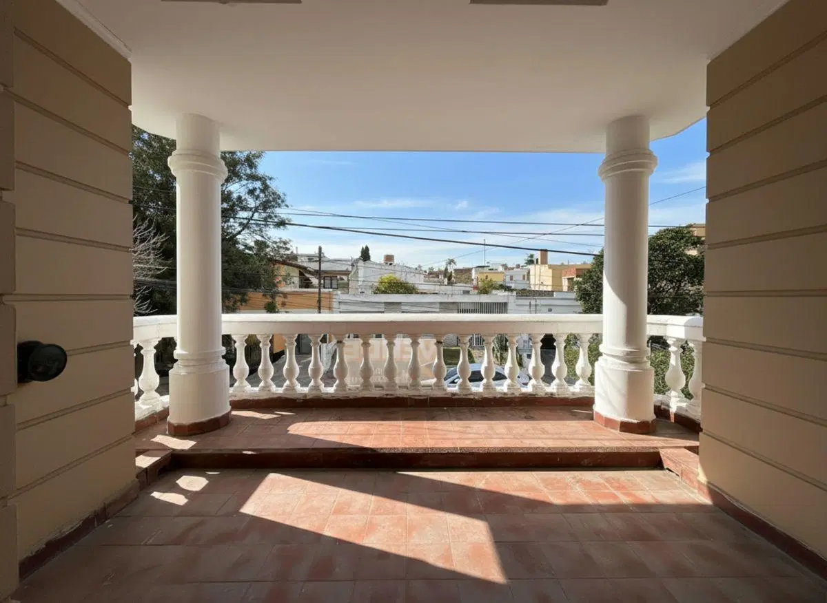 VENTA CASA 3 DORM + DEPENDENCIA DE SERVICIO + PISCINA, BARRIO MAIPÚ 5