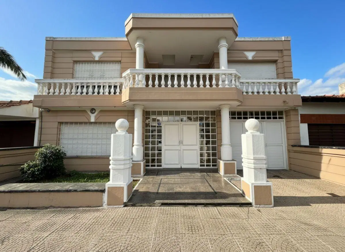 VENTA CASA 3 DORM + DEPENDENCIA DE SERVICIO + PISCINA, BARRIO MAIPÚ 4