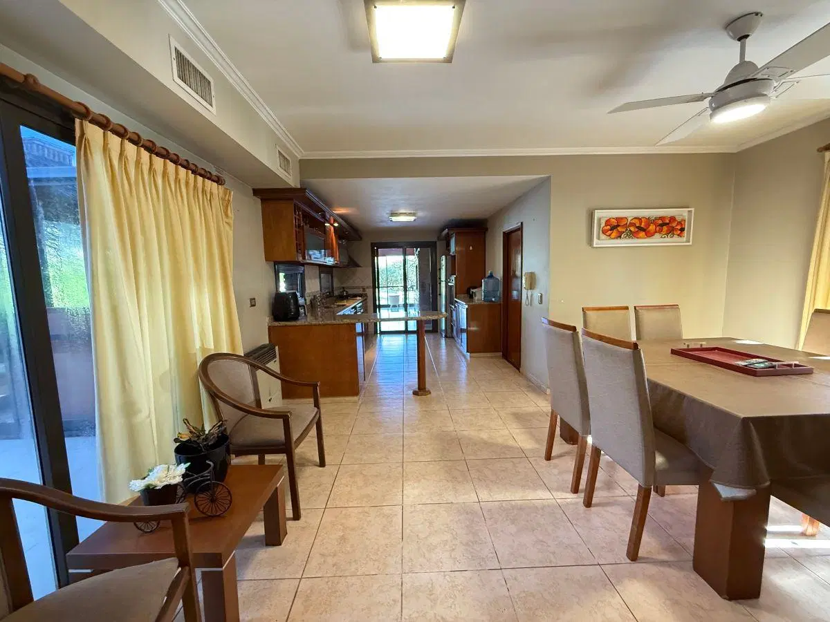 4 HOJAS - CASA CATEGORIA EXCELENTE ESTADO - 3 DORM CON VESTIDOR (1 SUITE) - GRAN PATIO C/PILETA 8