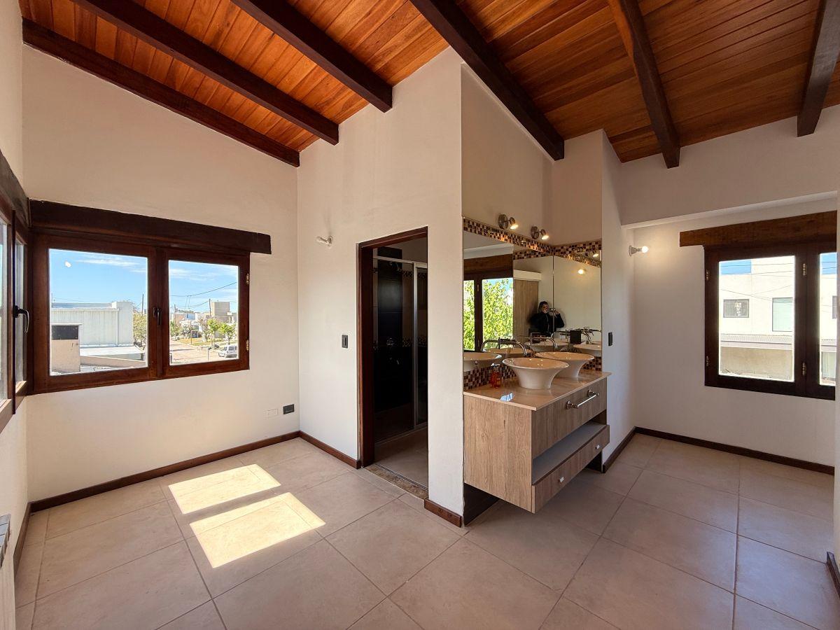Foto de VENTA CASA 3 DORMITORIOS EN SUITE 4 BAÑOS GRAN PATIO BARRIO TEJAS 3, imagen 3