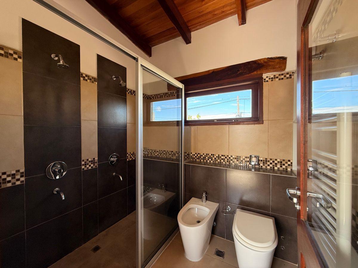 Foto de VENTA CASA 3 DORMITORIOS EN SUITE 4 BAÑOS GRAN PATIO BARRIO TEJAS 3, imagen 1