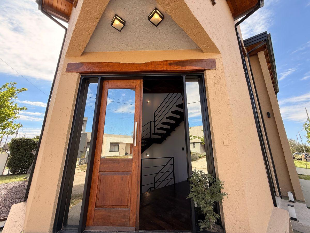 Foto de VENTA CASA 3 DORMITORIOS EN SUITE 4 BAÑOS GRAN PATIO BARRIO TEJAS 3, imagen 2