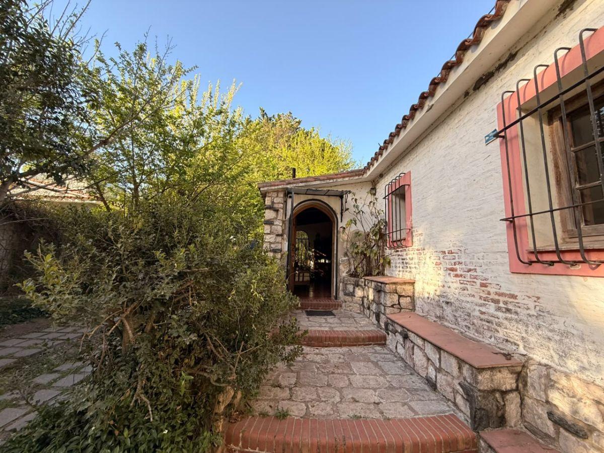 Foto de VENTA CASONA 4 DORM - 2644 MT CON ASADOR Y COCHERA - SALDAN A MTS DE, imagen 4